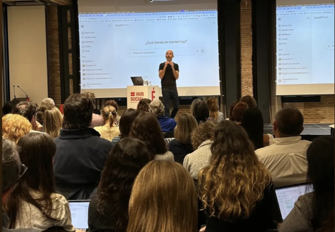 Daniel Benchimol en una sesión sobre inteligencia artificial ante una sala completa