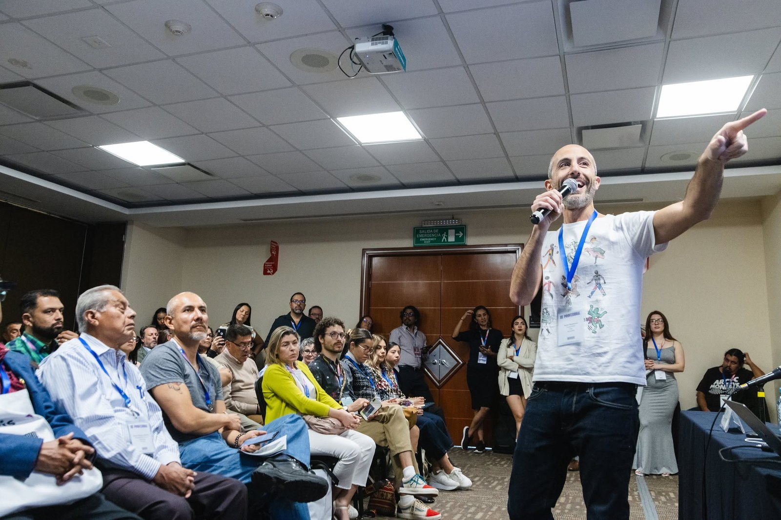 Daniel Benchimol ante el público en la Feria Internacional del Libro de Guadalajara
